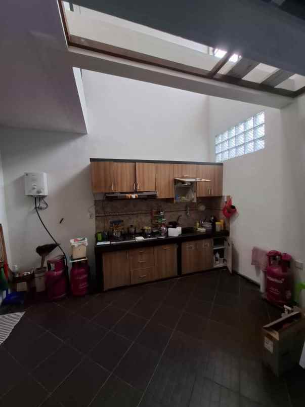 dijual rumah sanggar hurip