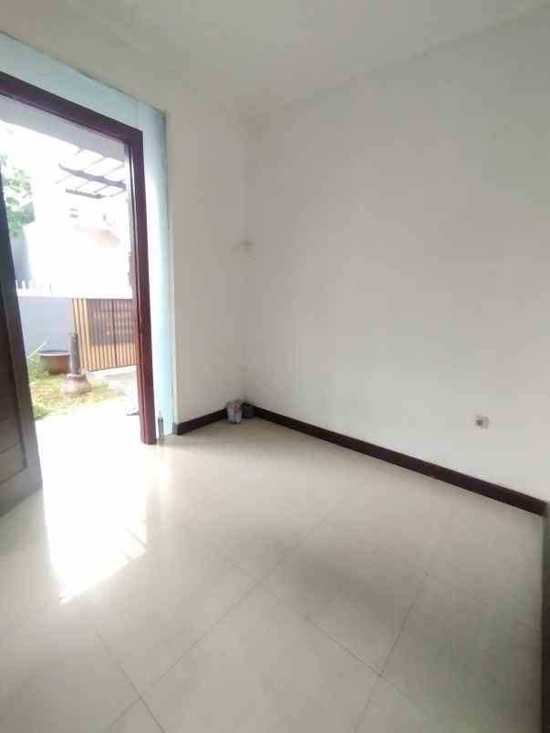 dijual rumah senayan bintaro