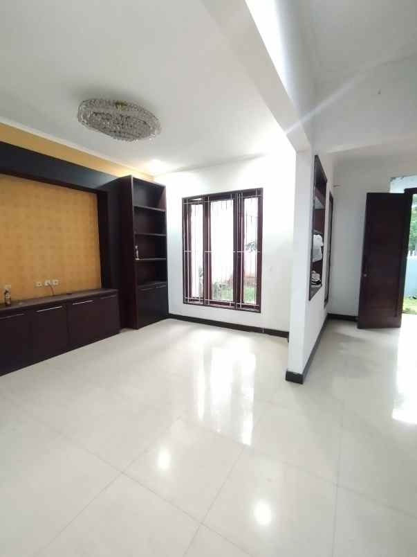 dijual rumah senayan bintaro