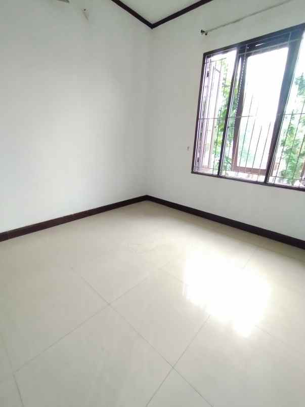 dijual rumah senayan bintaro