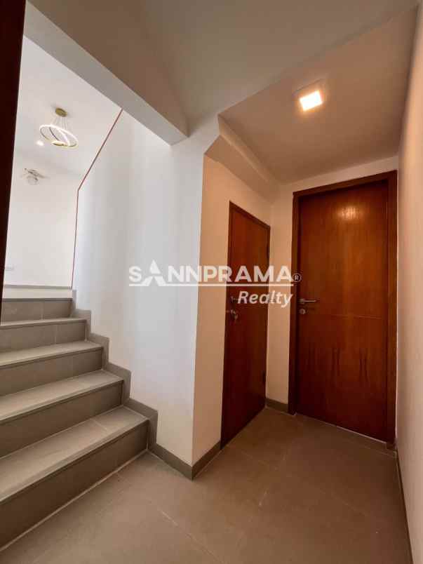 dijual rumah serua