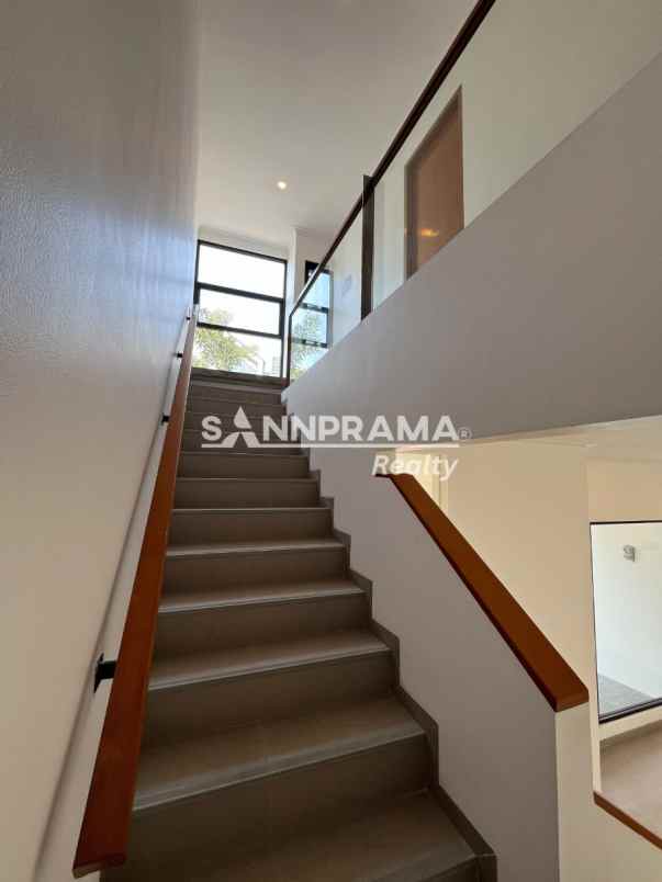dijual rumah serua