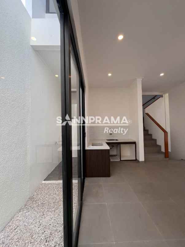 dijual rumah serua