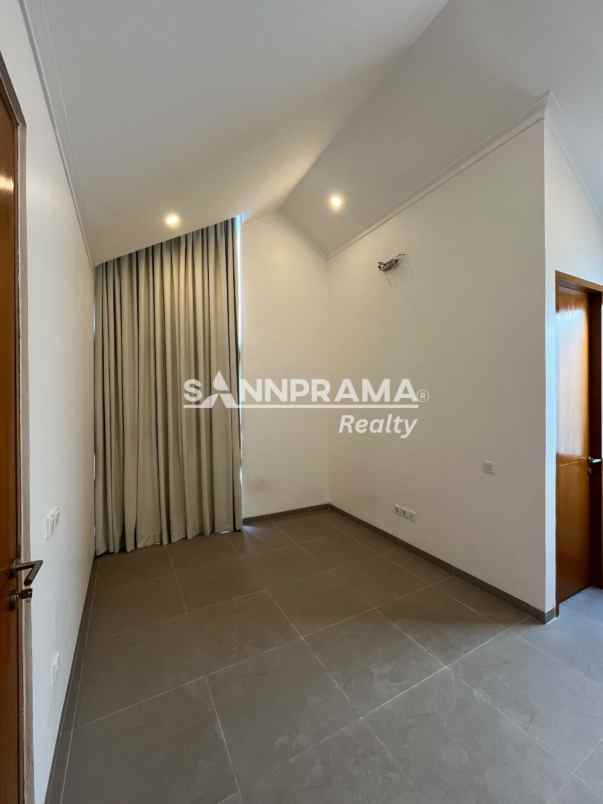 dijual rumah serua