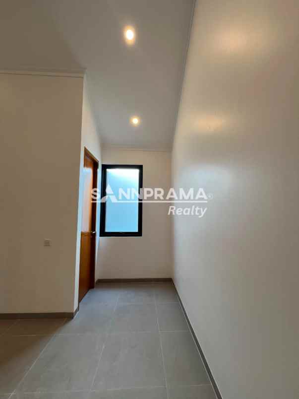 dijual rumah serua