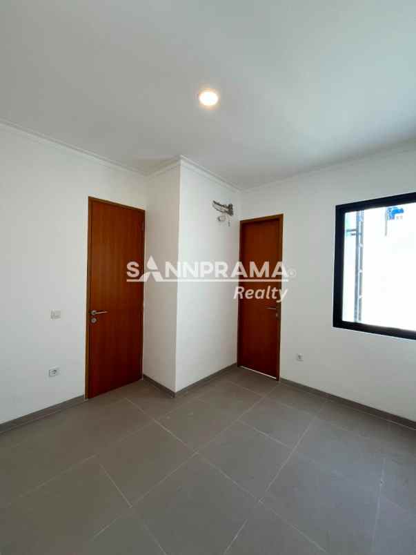 dijual rumah serua