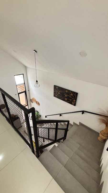 dijual rumah setraduta