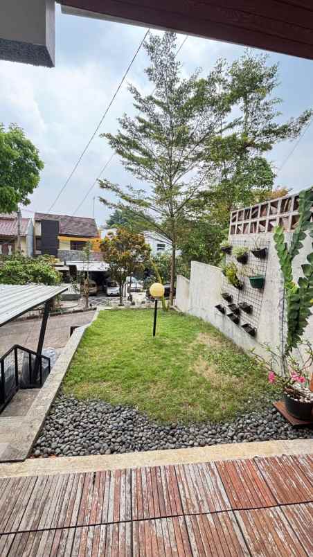dijual rumah setraduta