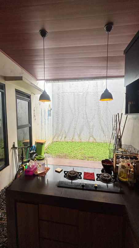 dijual rumah setraduta