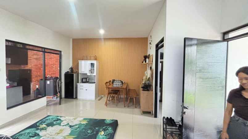 dijual rumah setraduta