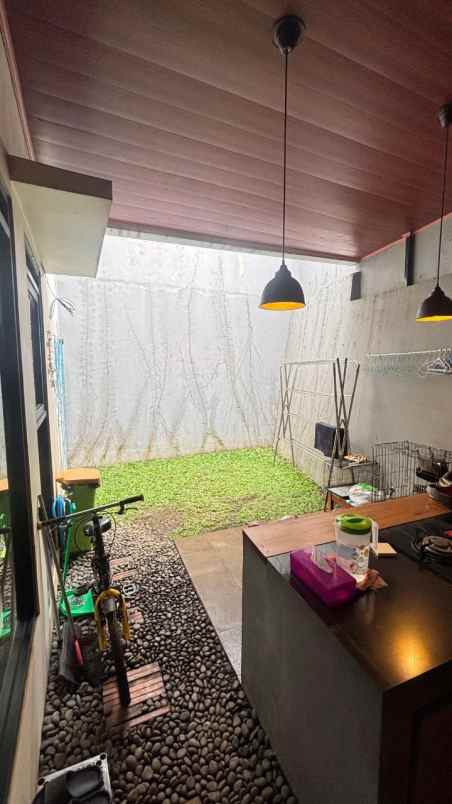 dijual rumah setraduta