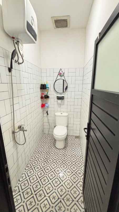 dijual rumah setraduta