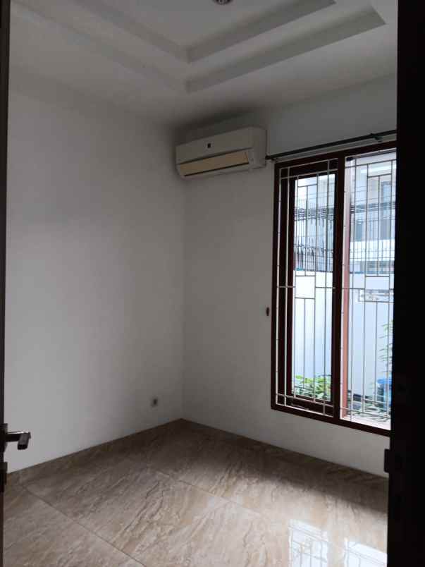 dijual rumah siaphuni di puri indah jakarta barat