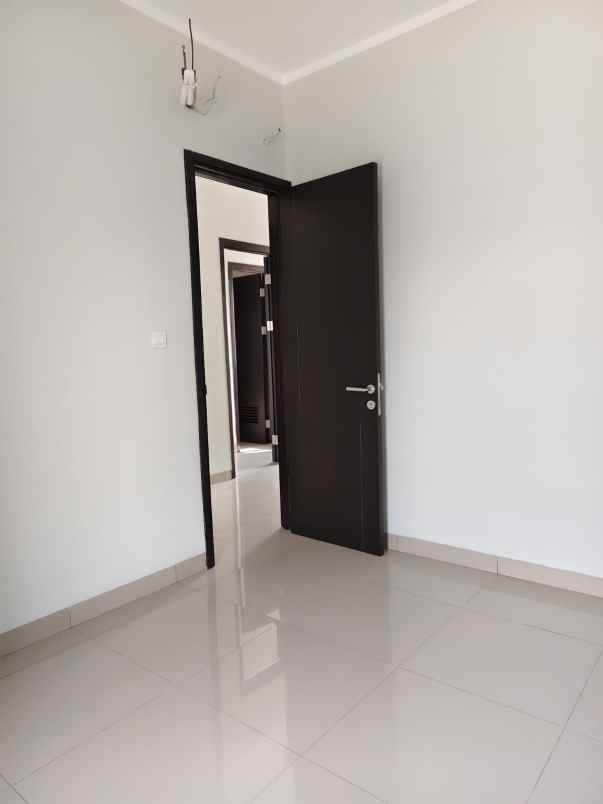 dijual rumah summarecon crown gading