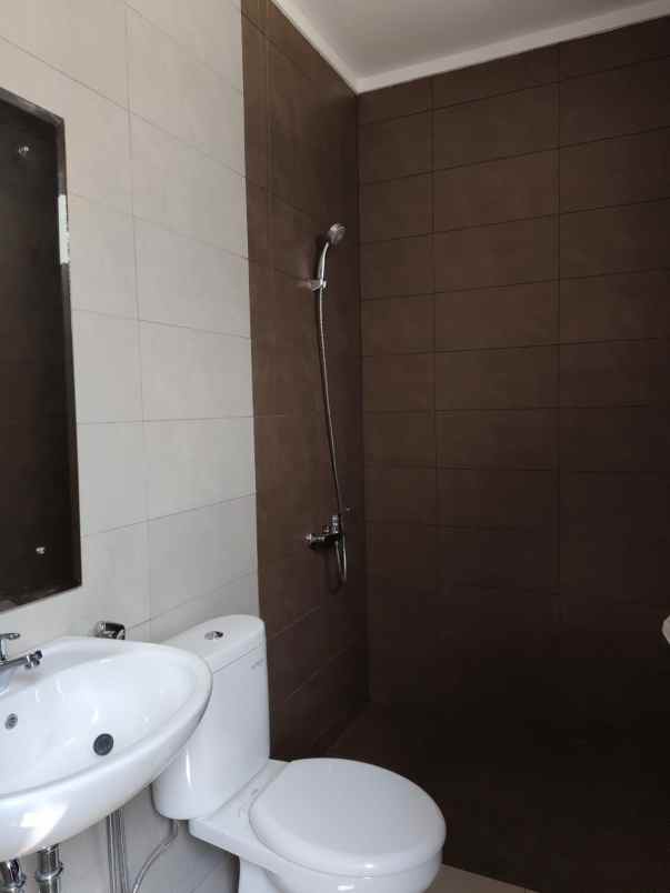 dijual rumah summarecon crown gading