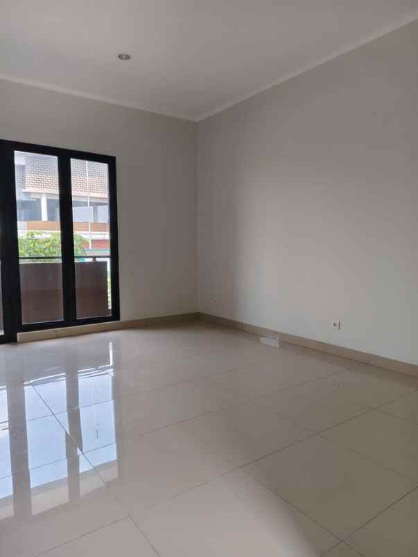 dijual rumah summarecon crown gading