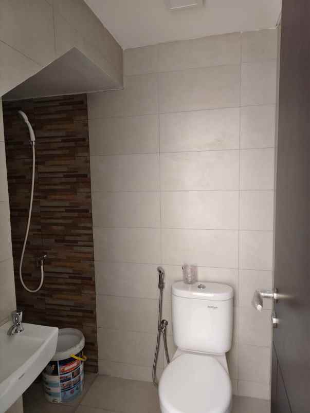 dijual rumah summarecon crown gading
