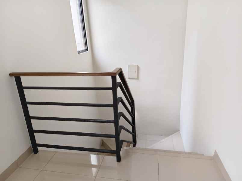 dijual rumah summarecon crown gading