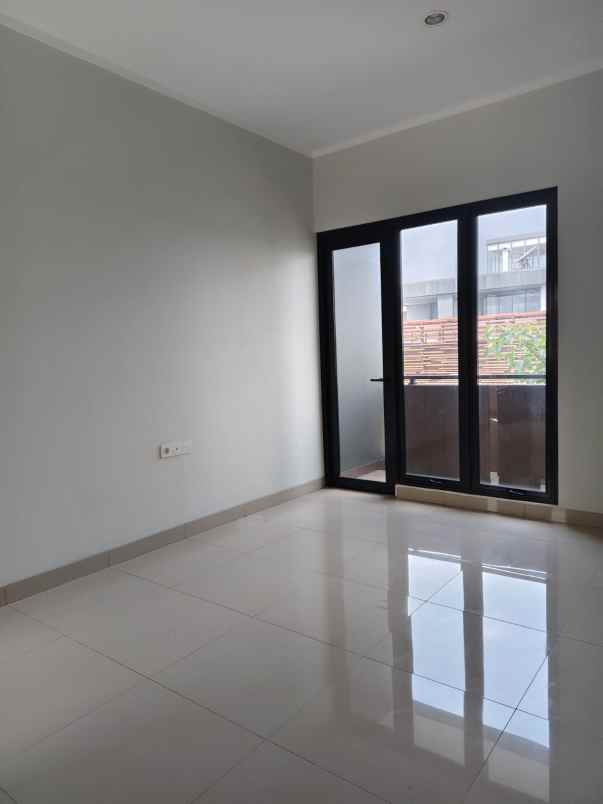 dijual rumah summarecon crown gading