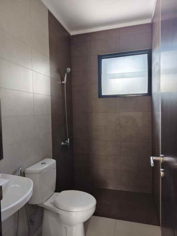 dijual rumah summarecon crown gading