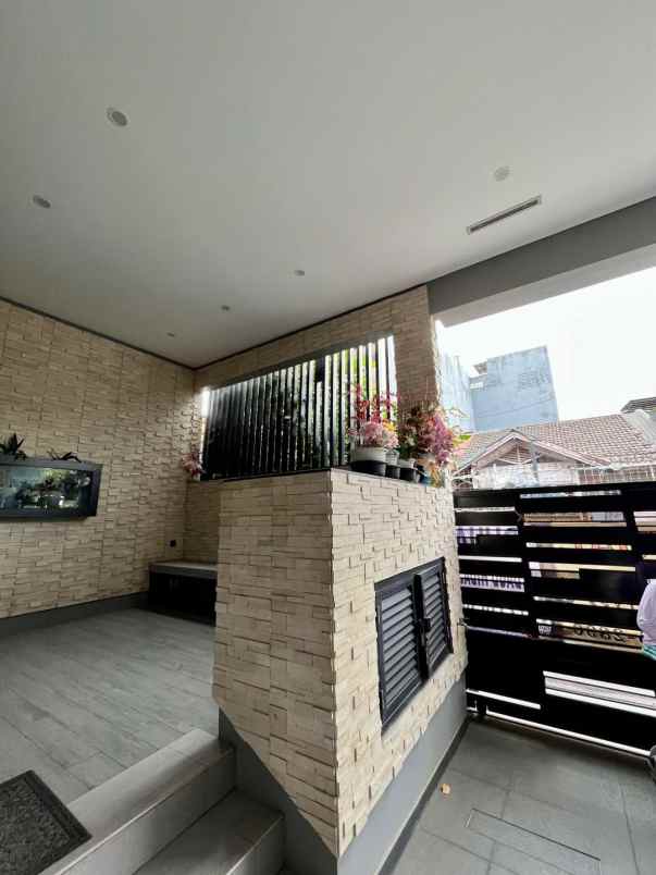 dijual rumah taman kencana