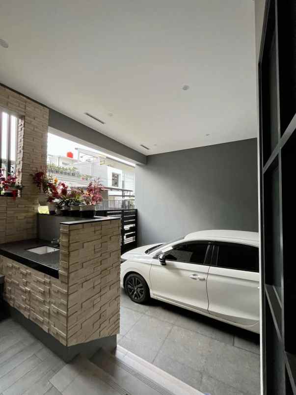dijual rumah taman kencana