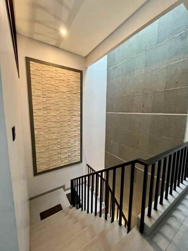 dijual rumah taman kencana