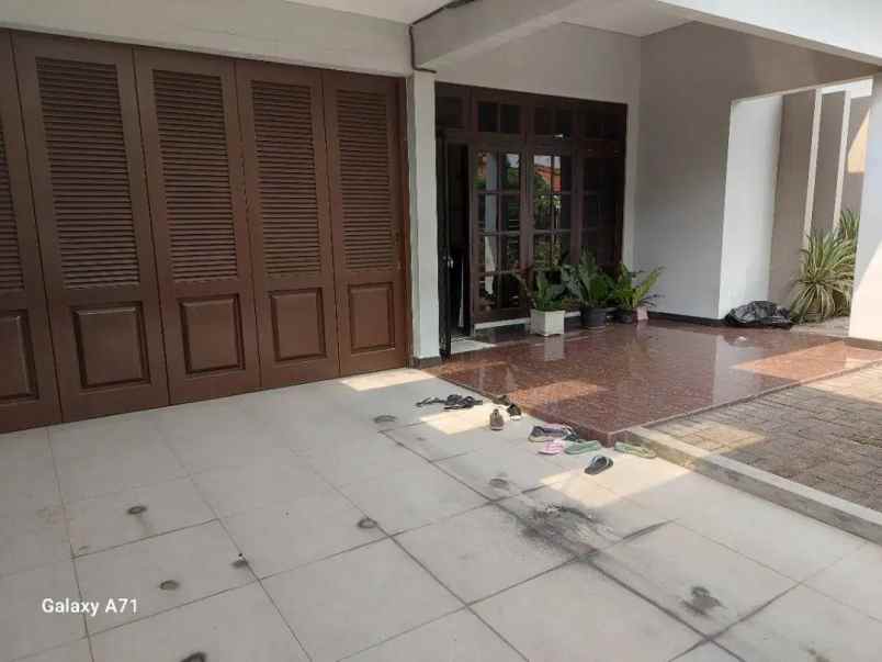 dijual rumah tenggilis tengah