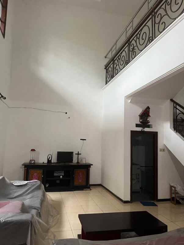 dijual rumah villa bukit mas