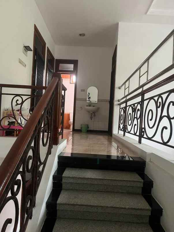 dijual rumah villa bukit mas