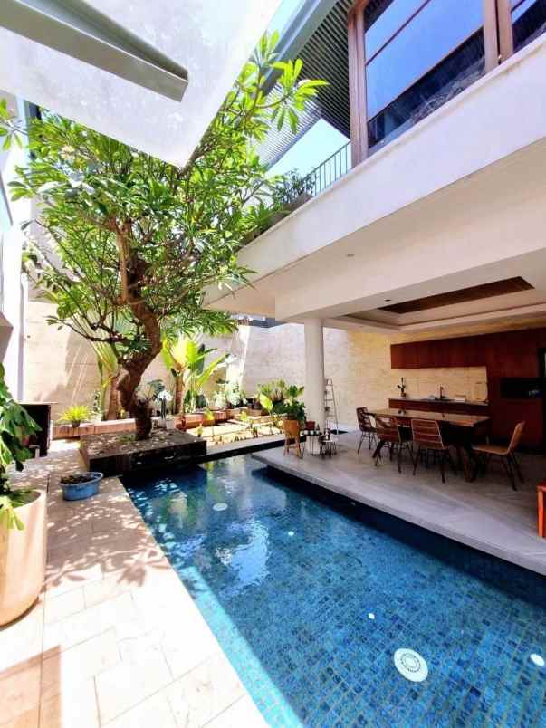 dijual rumah villa royal pakuwon city