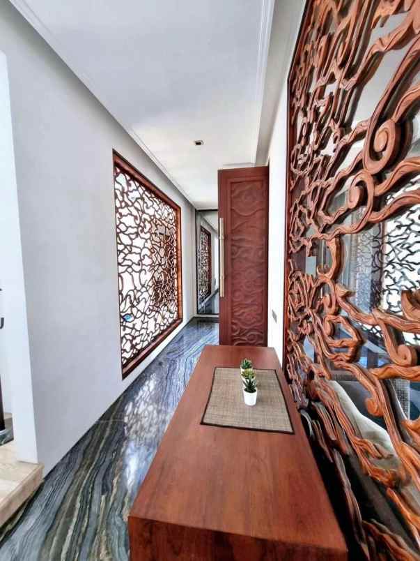 dijual rumah villa royal pakuwon city