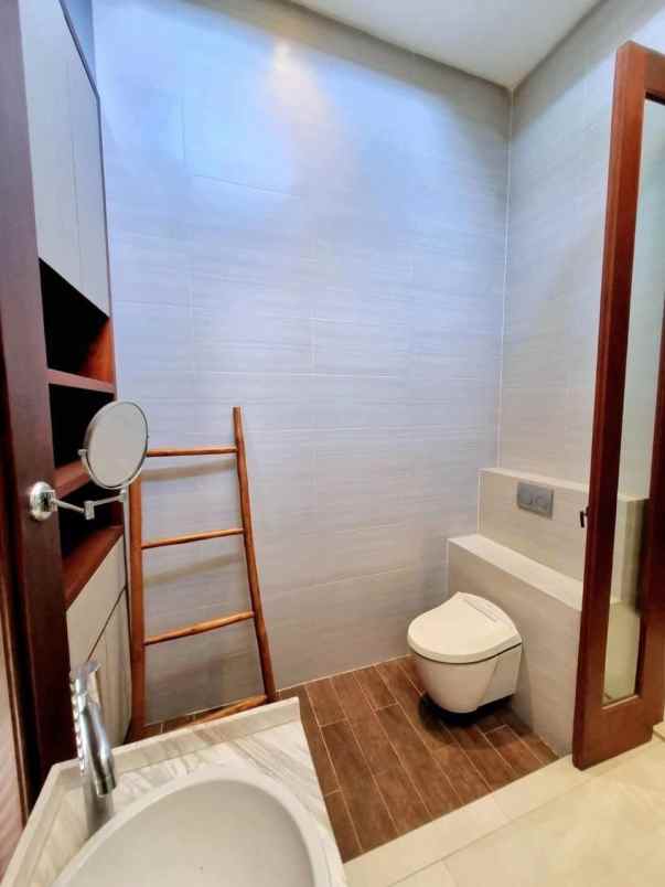 dijual rumah villa royal pakuwon city