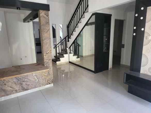 dijual rumah villa valensia pakuwon