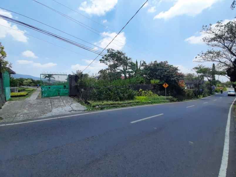 dijual villa jalan raya kebun raya