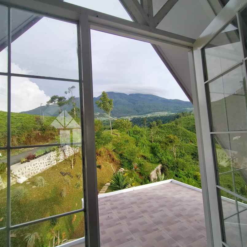 dijual villa mewah kemuning karanganyar