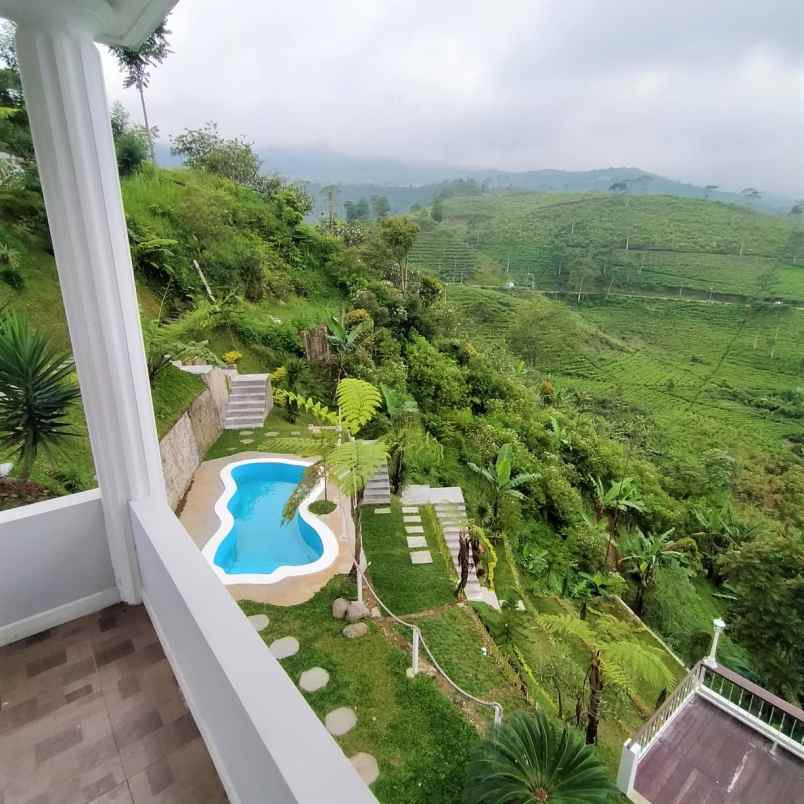 dijual villa mewah kemuning karanganyar