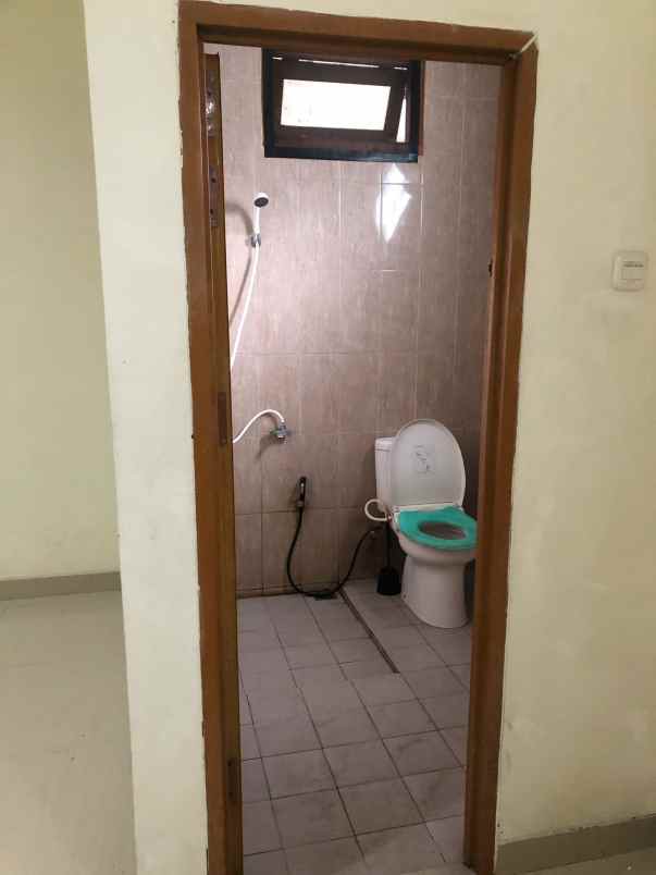 dikontrakan rumah 3 kamar tidur i kamar utama