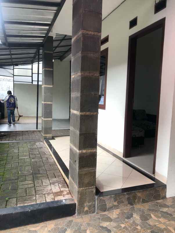 dikontrakan rumah 3 kamar tidur i kamar utama