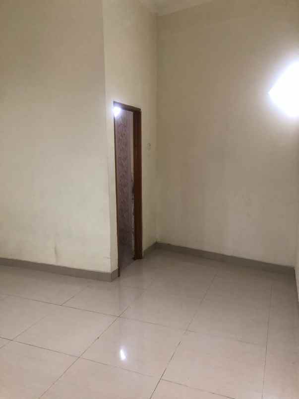 dikontrakan rumah 3 kamar tidur i kamar utama