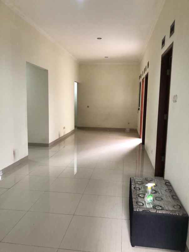 dikontrakan rumah 3 kamar tidur i kamar utama
