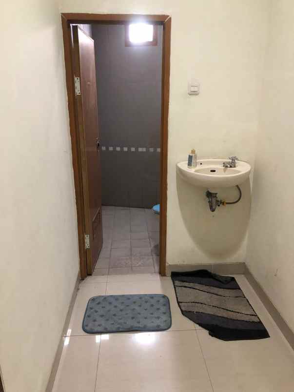 dikontrakan rumah 3 kamar tidur i kamar utama