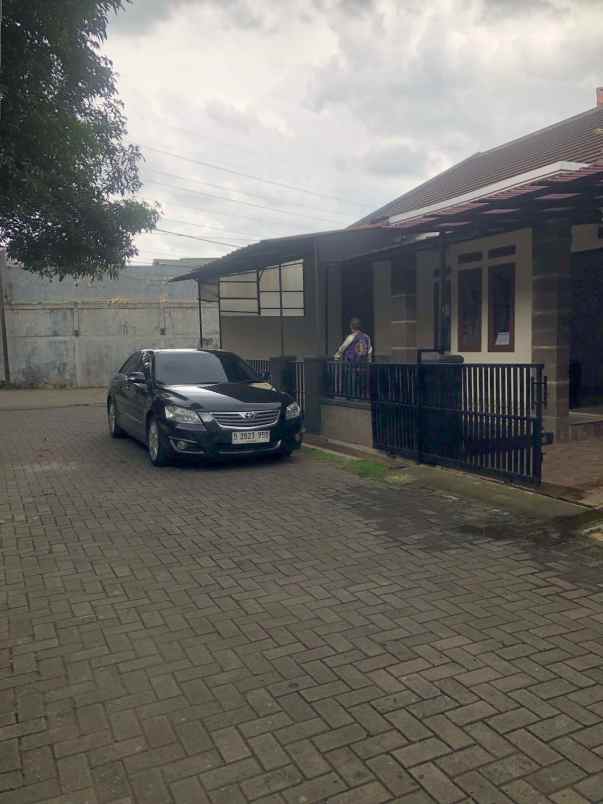 dikontrakan rumah 3 kamar tidur i kamar utama