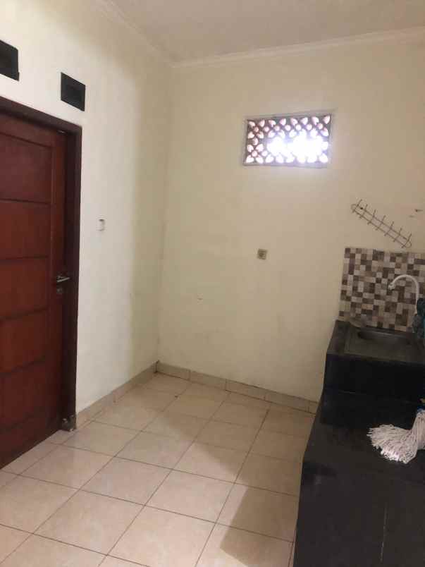 dikontrakan rumah 3 kamar tidur i kamar utama