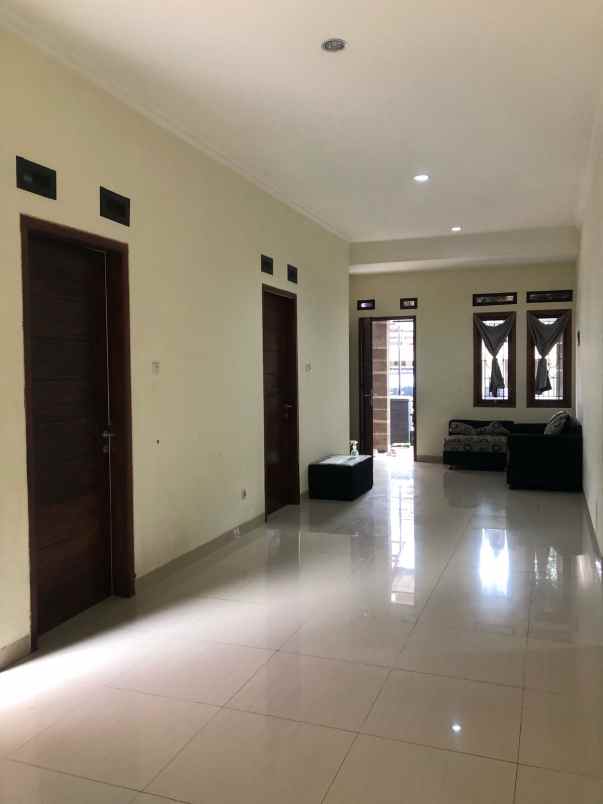 dikontrakan rumah 3 kamar tidur i kamar utama