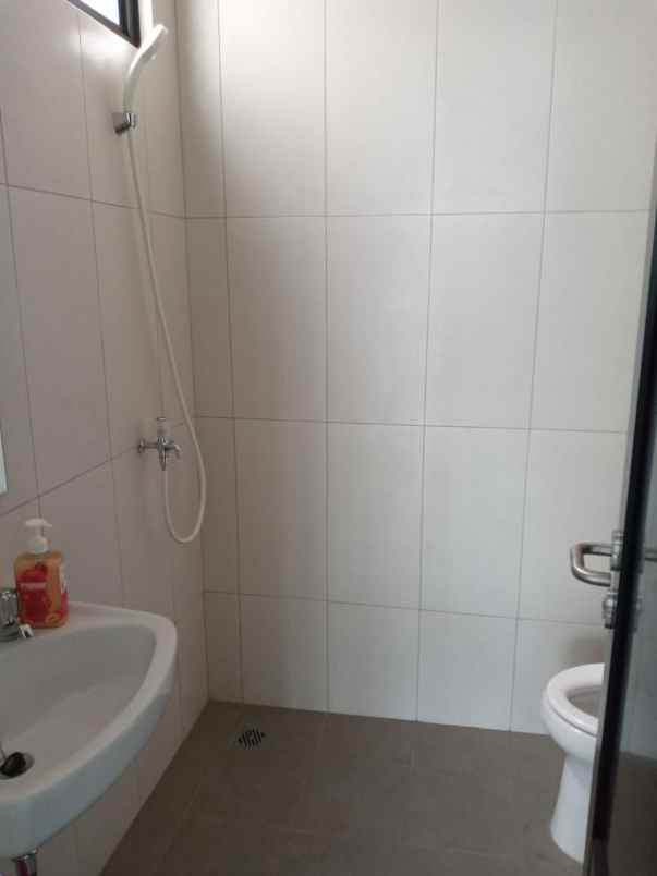 disewakan ruko gudang kantor ruko crystal commercial