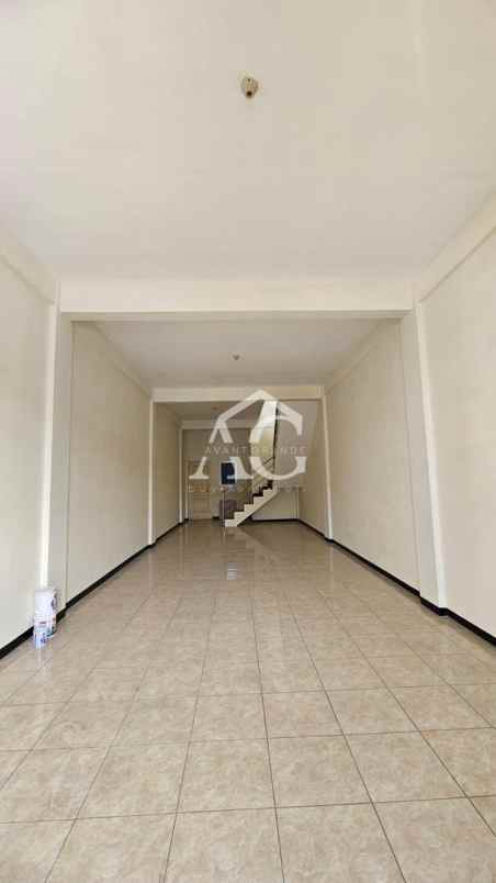 disewakan ruko strategis 3 lantai di kebalen malang