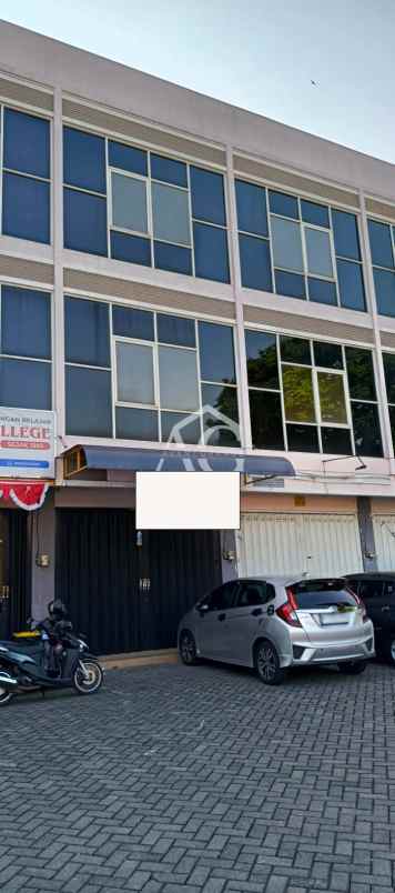 disewakan ruko strategis 3 lantai di kebalen malang