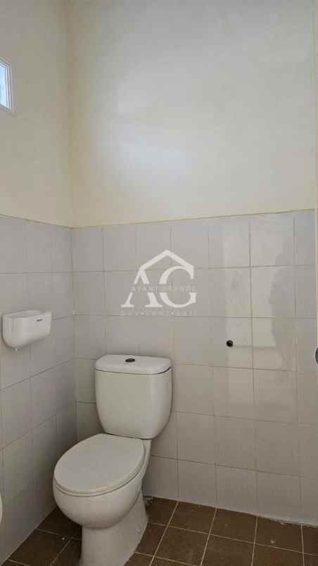 disewakan ruko strategis 3 lantai di kebalen malang