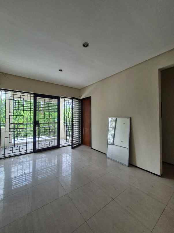 disewakan rumah di jalan utama serenity nginden